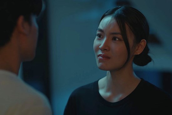 Đi công tác về, vợ không chịu mở cửa, chồng nhanh trí gọi shipper mang đồ ăn tới, sự thật bị phanh phui