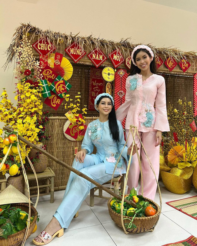 Gia đình rich kid Tiên Nguyễn diện áo dài: Mỗi năm một khác nhưng đỉnh nhất là màn diện lại áo cũ của doanh nhân Thủy Tiên-2