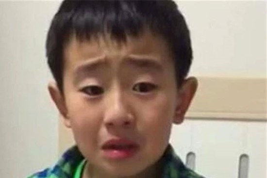 Hỏi con trai về nhà NGOẠI hay NỘI dịp Tết, lựa chọn của cậu nhóc khiến dân tình bật ngửa: Còn bé mà thông minh ghê!