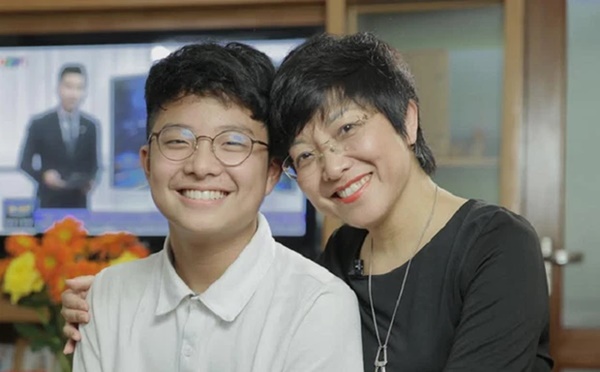 MC Thảo Vân nịnh nọt con trai gửi tiền lì xì, cậu nhăn nhó rồi dứt khoát làm 1 hành động: Đúng là quá tinh tế!-2