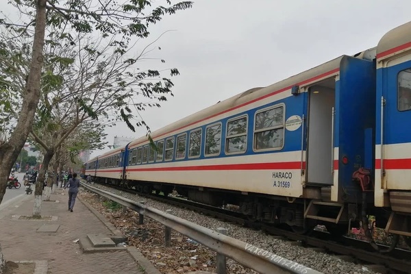 Hà Nội: Mùng 4 Tết, người phụ nữ bế bé gái lao vào đường tàu-1