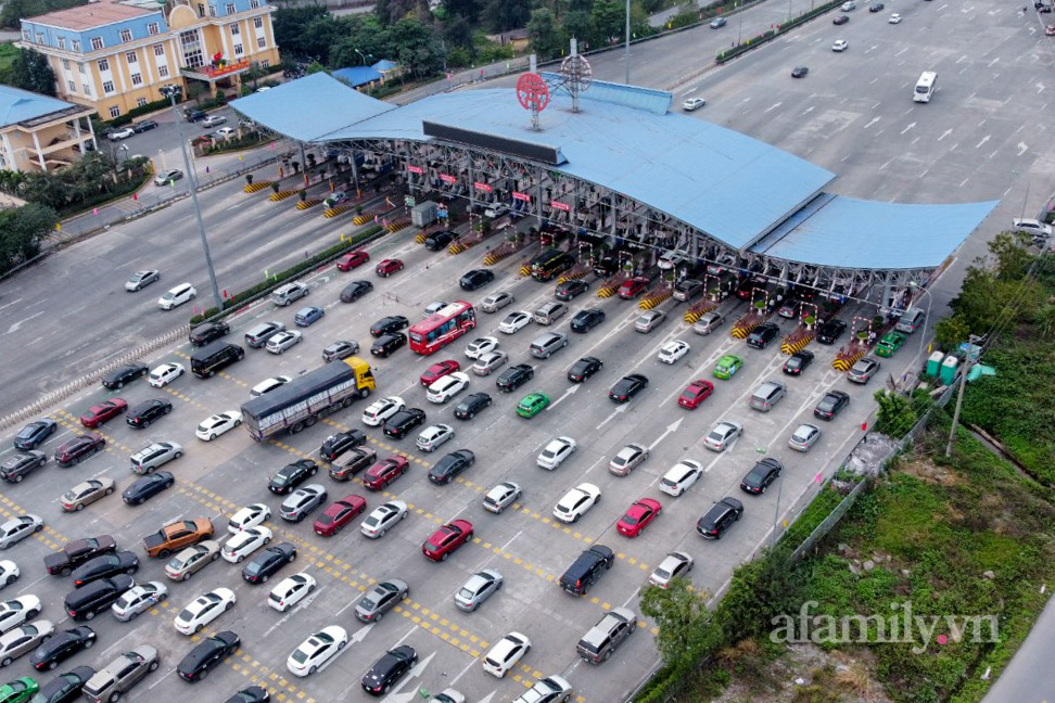 Còn chưa hết nghỉ Tết, người dân đã lỉnh kỉnh mang rau, gà... rời quê ra Hà Nội, cao tốc Pháp Vân - Cầu Giẽ ùn tắc kéo dài-1