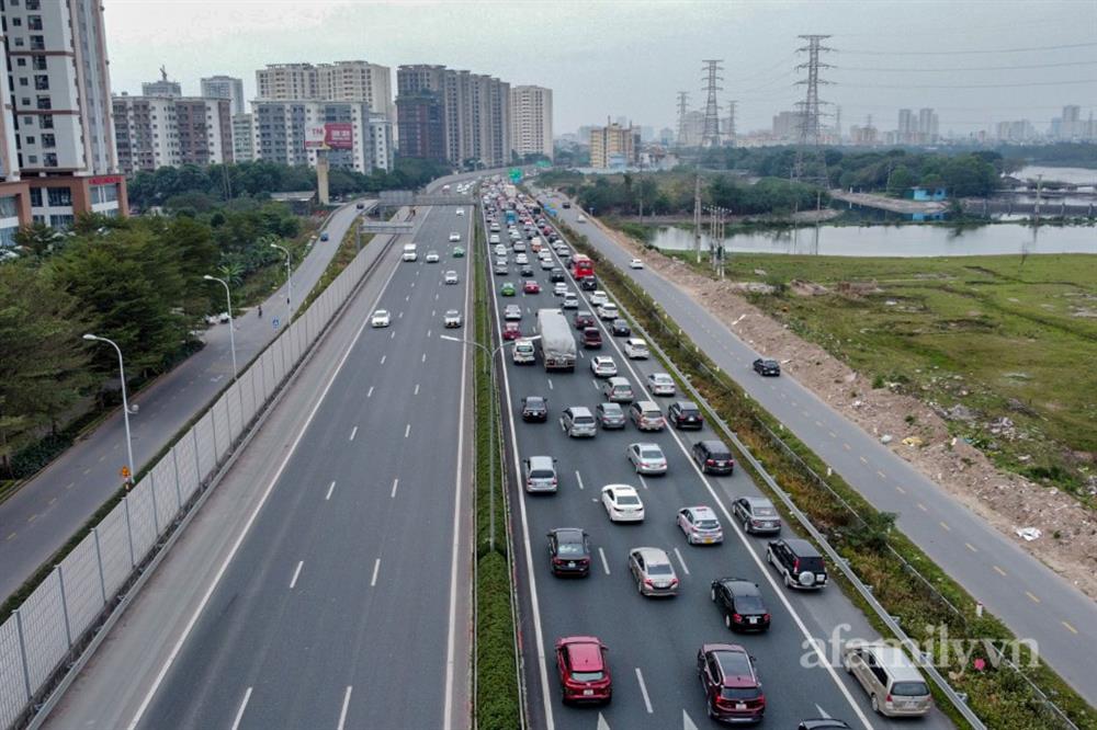 Còn chưa hết nghỉ Tết, người dân đã lỉnh kỉnh mang rau, gà... rời quê ra Hà Nội, cao tốc Pháp Vân - Cầu Giẽ ùn tắc kéo dài-2