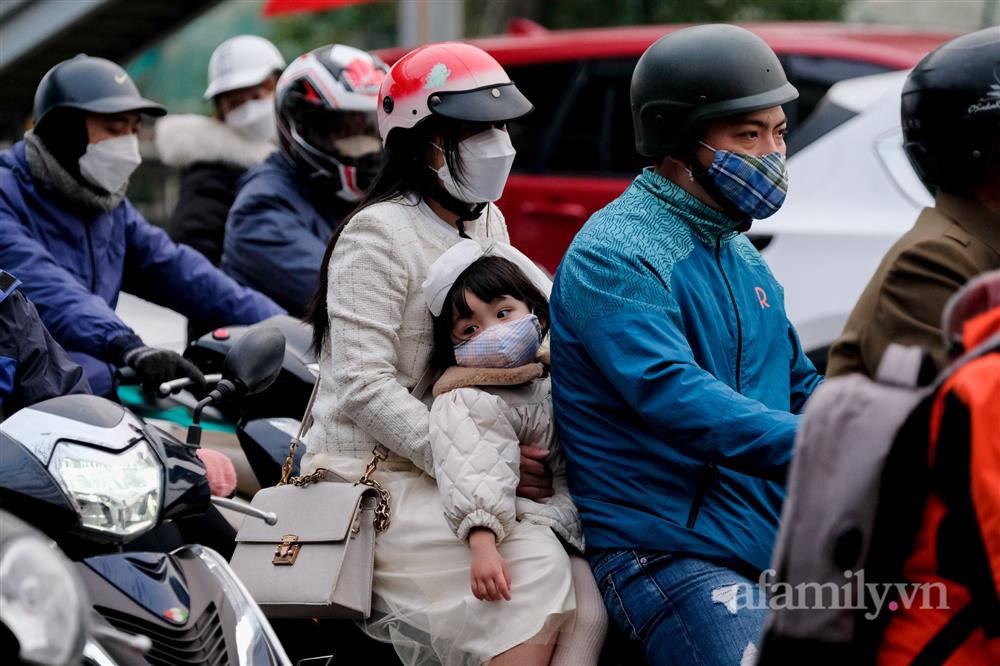 Còn chưa hết nghỉ Tết, người dân đã lỉnh kỉnh mang rau, gà... rời quê ra Hà Nội, cao tốc Pháp Vân - Cầu Giẽ ùn tắc kéo dài-10