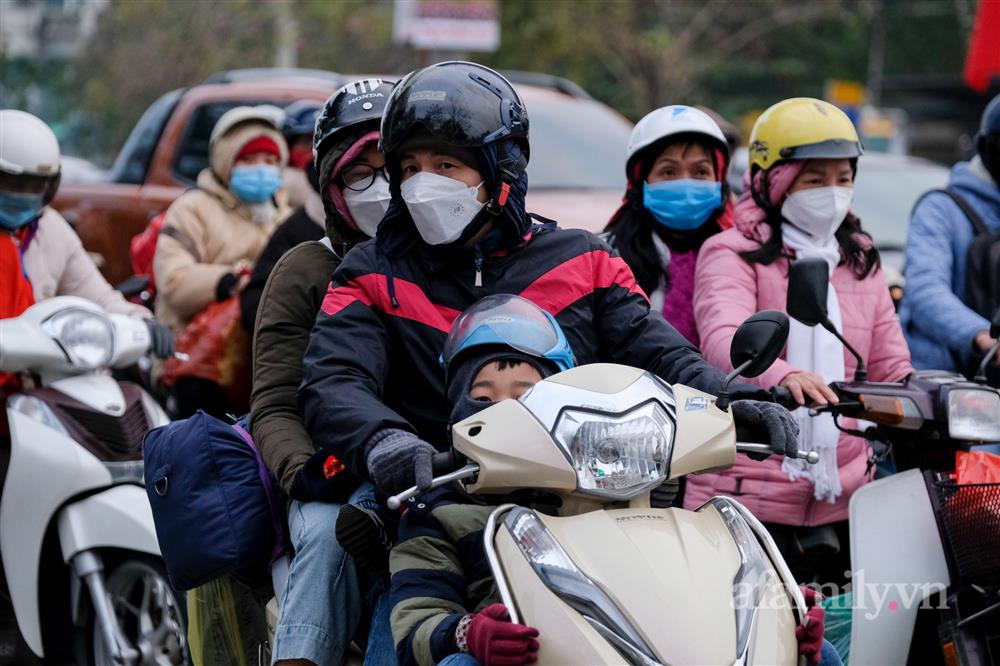 Còn chưa hết nghỉ Tết, người dân đã lỉnh kỉnh mang rau, gà... rời quê ra Hà Nội, cao tốc Pháp Vân - Cầu Giẽ ùn tắc kéo dài-11
