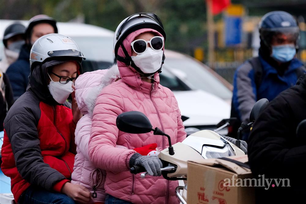 Còn chưa hết nghỉ Tết, người dân đã lỉnh kỉnh mang rau, gà... rời quê ra Hà Nội, cao tốc Pháp Vân - Cầu Giẽ ùn tắc kéo dài-12