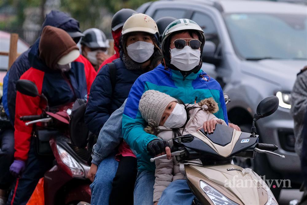 Còn chưa hết nghỉ Tết, người dân đã lỉnh kỉnh mang rau, gà... rời quê ra Hà Nội, cao tốc Pháp Vân - Cầu Giẽ ùn tắc kéo dài-13