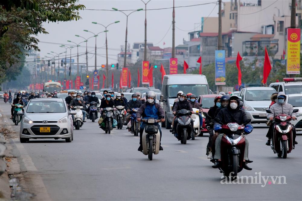 Còn chưa hết nghỉ Tết, người dân đã lỉnh kỉnh mang rau, gà... rời quê ra Hà Nội, cao tốc Pháp Vân - Cầu Giẽ ùn tắc kéo dài-5