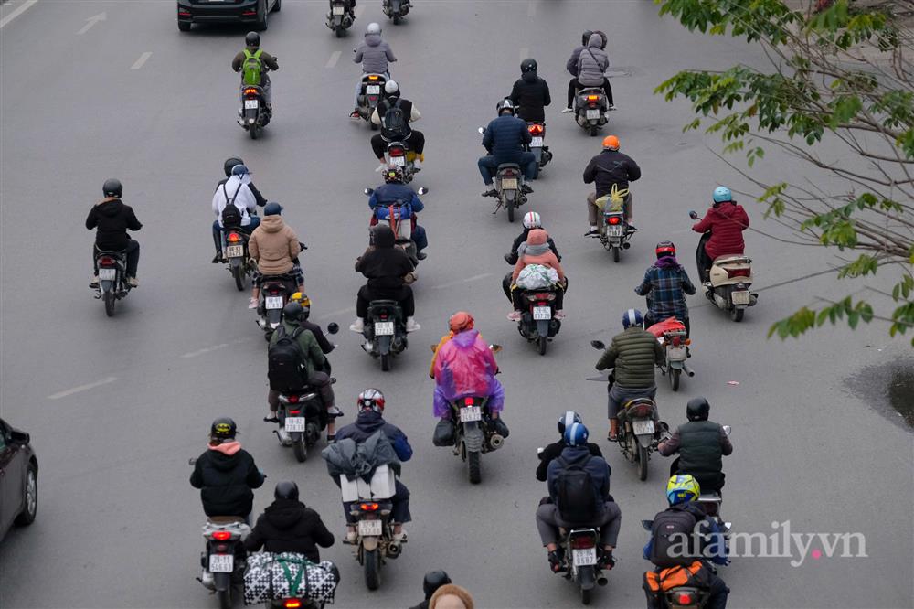Còn chưa hết nghỉ Tết, người dân đã lỉnh kỉnh mang rau, gà... rời quê ra Hà Nội, cao tốc Pháp Vân - Cầu Giẽ ùn tắc kéo dài-6