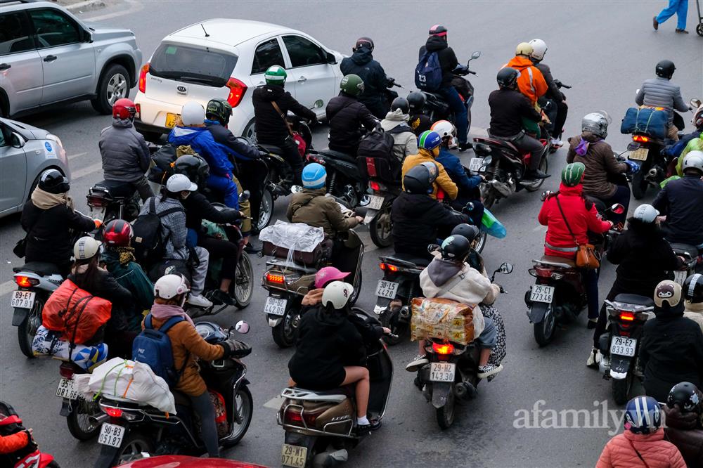 Còn chưa hết nghỉ Tết, người dân đã lỉnh kỉnh mang rau, gà... rời quê ra Hà Nội, cao tốc Pháp Vân - Cầu Giẽ ùn tắc kéo dài-7
