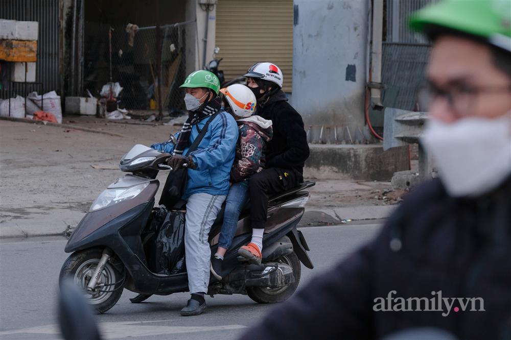 Còn chưa hết nghỉ Tết, người dân đã lỉnh kỉnh mang rau, gà... rời quê ra Hà Nội, cao tốc Pháp Vân - Cầu Giẽ ùn tắc kéo dài-8