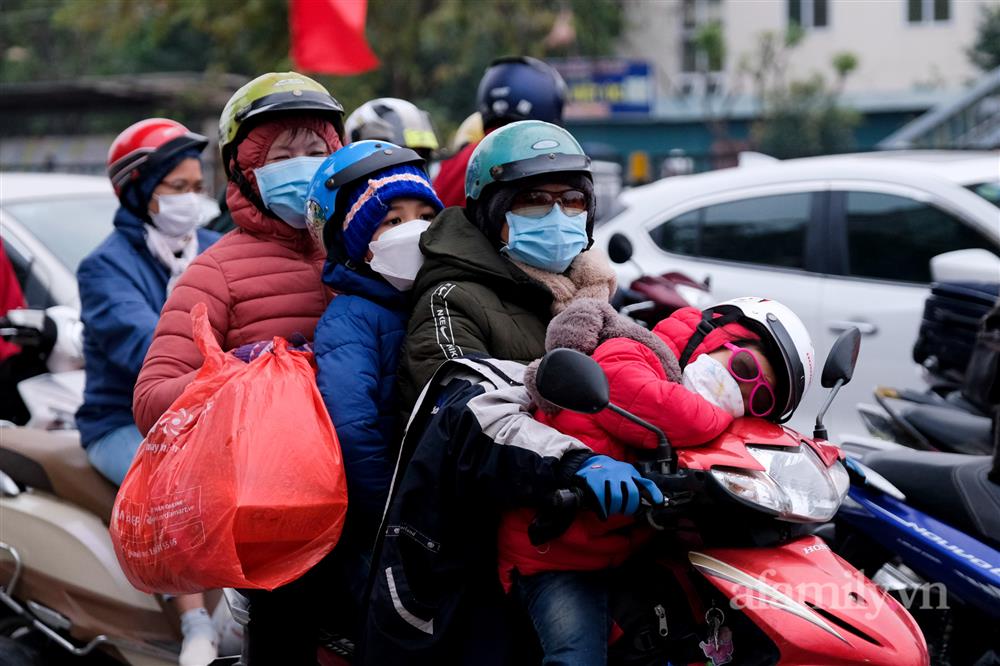 Còn chưa hết nghỉ Tết, người dân đã lỉnh kỉnh mang rau, gà... rời quê ra Hà Nội, cao tốc Pháp Vân - Cầu Giẽ ùn tắc kéo dài-15