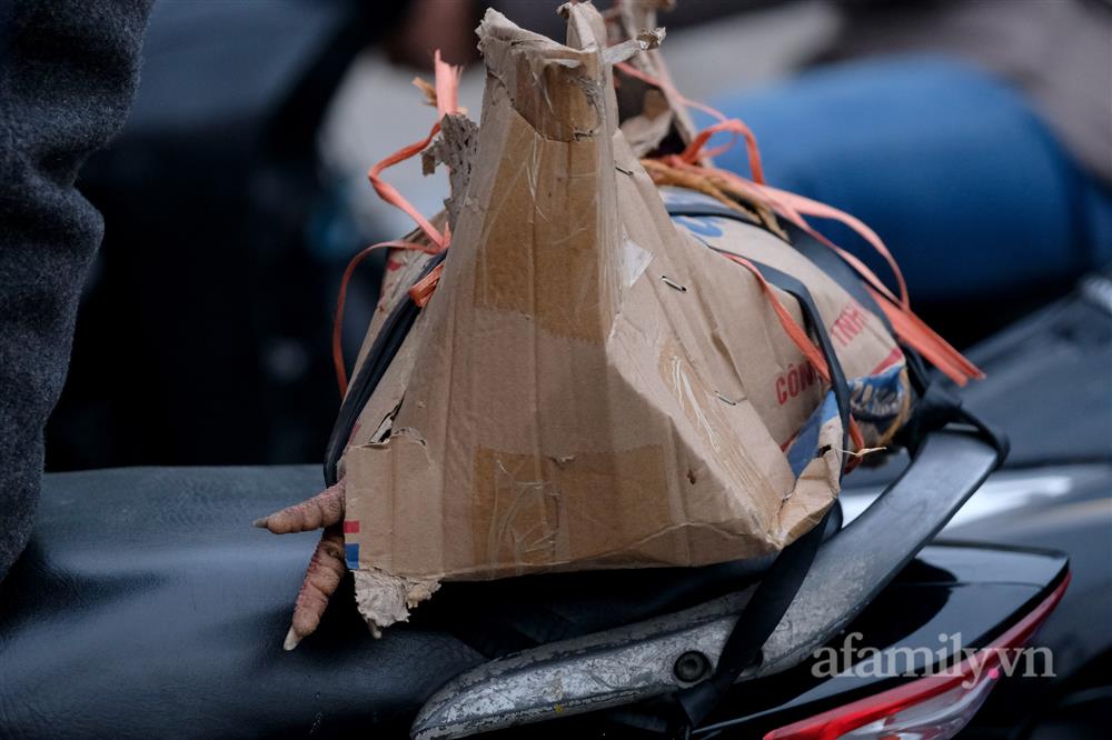 Còn chưa hết nghỉ Tết, người dân đã lỉnh kỉnh mang rau, gà... rời quê ra Hà Nội, cao tốc Pháp Vân - Cầu Giẽ ùn tắc kéo dài-16