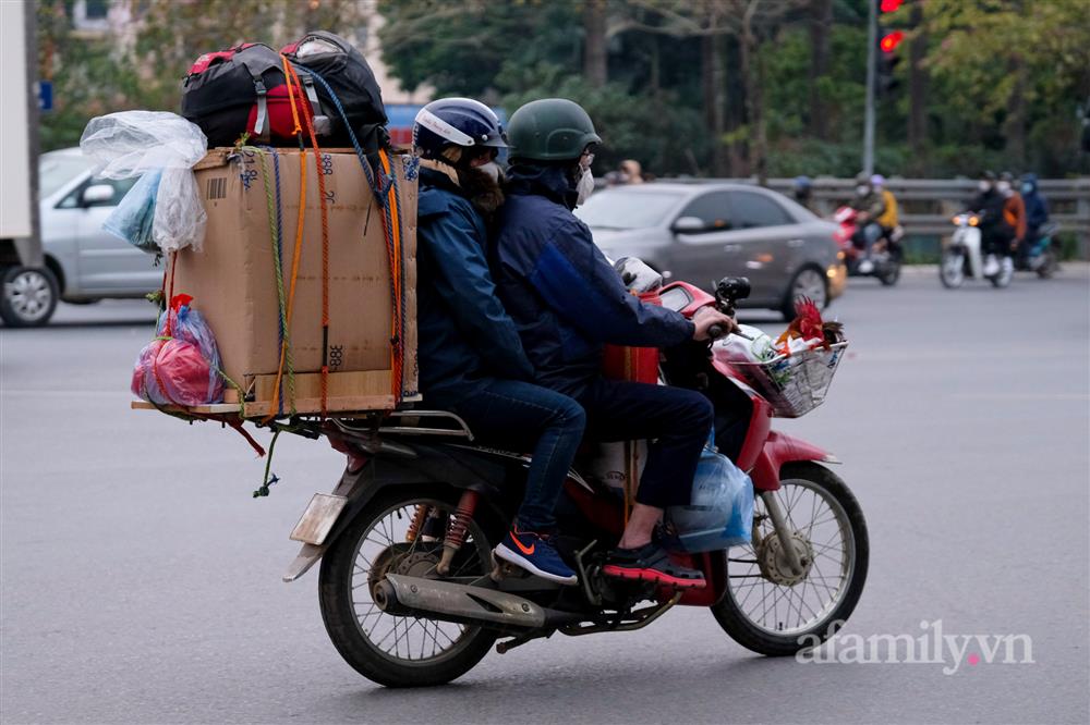 Còn chưa hết nghỉ Tết, người dân đã lỉnh kỉnh mang rau, gà... rời quê ra Hà Nội, cao tốc Pháp Vân - Cầu Giẽ ùn tắc kéo dài-18