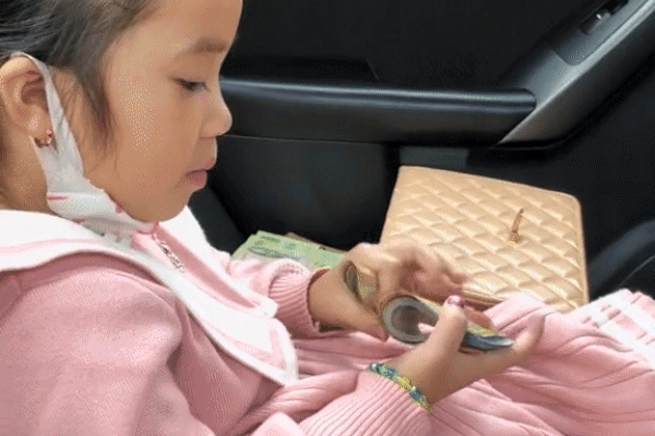 Bé gái cầm cả tệp tiền lì xì Tết đếm nhanh như máy, dân mạng nhận định “quả là có tố chất của người giàu”