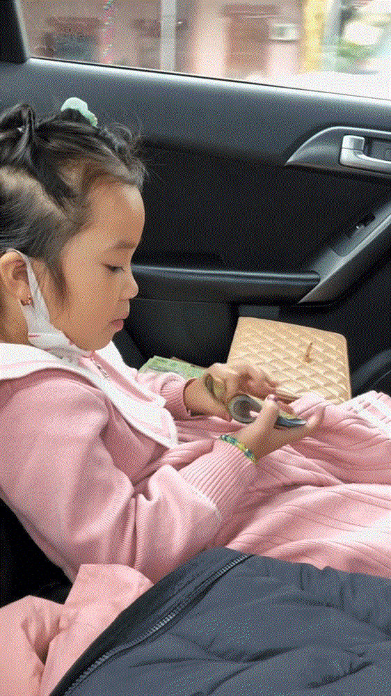 Bé gái cầm cả tệp tiền lì xì Tết đếm nhanh như máy, dân mạng nhận định quả là có tố chất của người giàu”-1