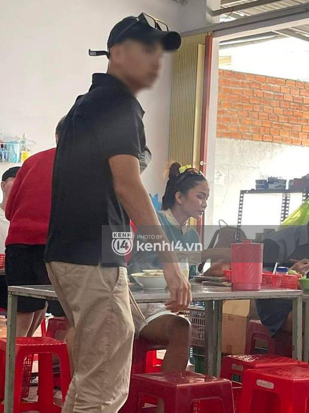 Paparazzi tóm gọn HHen Niê hẹn hò với bồ cũ sau chia tay, gương vỡ nay đã lại lành?-1