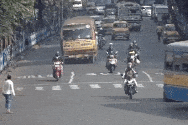 Lao vun vút vượt đèn đỏ, người đàn ông suýt mất mạng dưới bánh xe tải-1