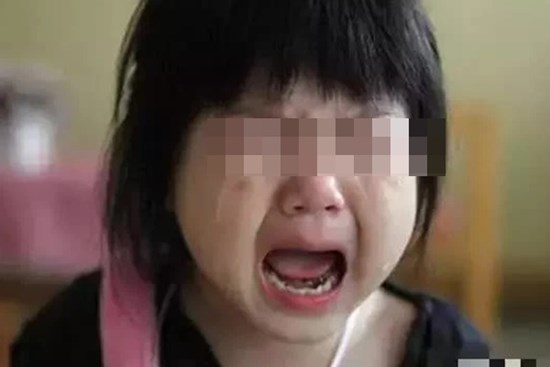 Con gái đi học về có mùi lạ, cho tắm mãi không hết, đưa đi khám bác sĩ nhận phải kết luận khiến bà mẹ bàng hoàng