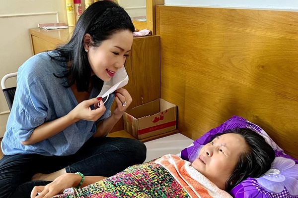 Tang lễ NS Hoàng Lan: Công bố cáo phó, khung cảnh vắng lặng gây chạnh lòng-5