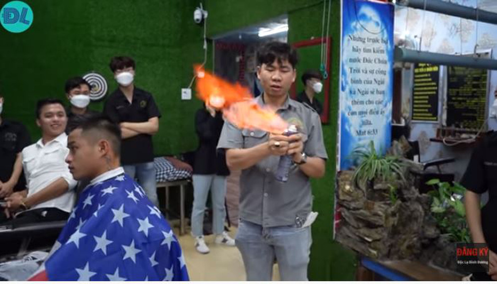 Tiệm hớt tóc bằng lửa dị nhất Việt Nam, khách run rẩy đưa đầu cho thợ... đốt-1