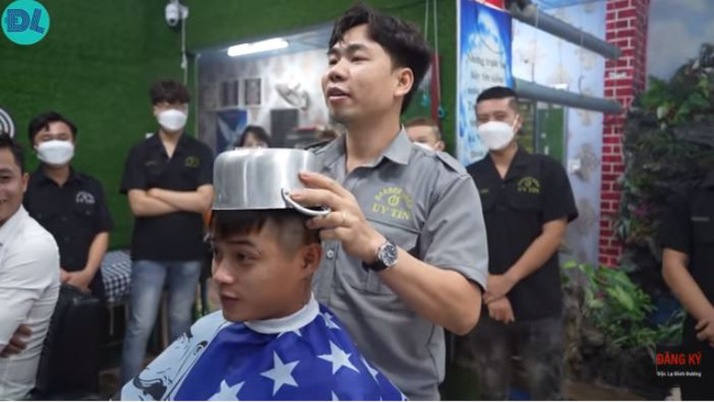 Tiệm hớt tóc bằng lửa dị nhất Việt Nam, khách run rẩy đưa đầu cho thợ... đốt-2