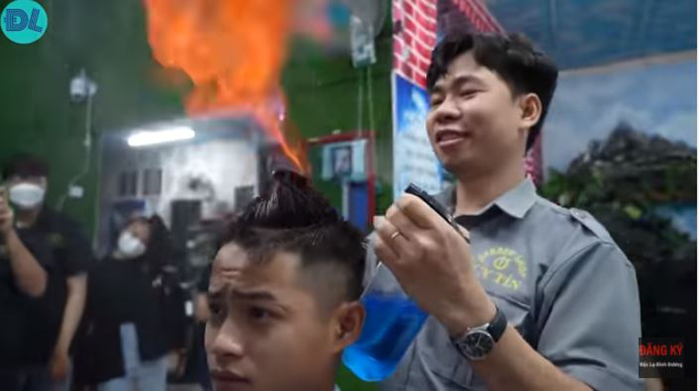 Tiệm hớt tóc bằng lửa dị nhất Việt Nam, khách run rẩy đưa đầu cho thợ... đốt-4