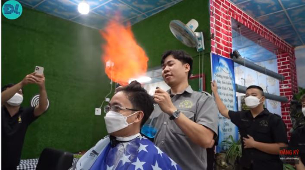 Tiệm hớt tóc bằng lửa dị nhất Việt Nam, khách run rẩy đưa đầu cho thợ... đốt-5