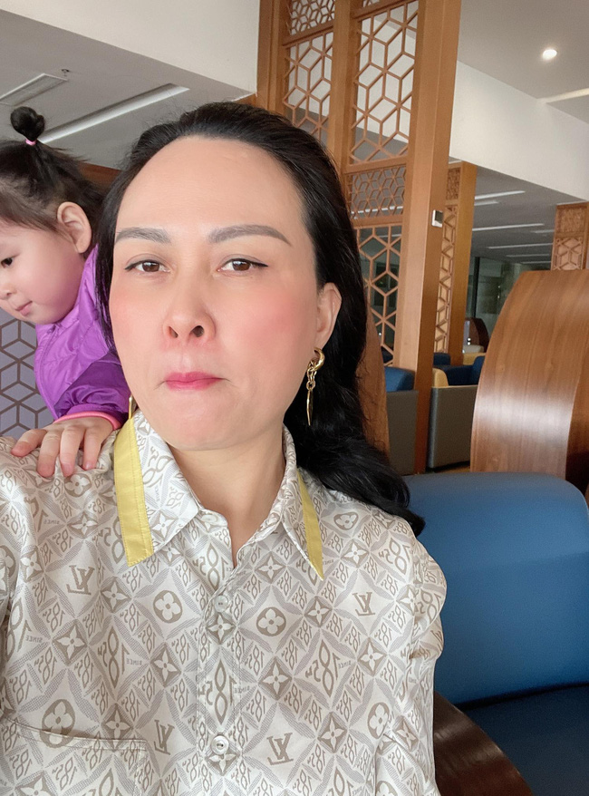 Lần hiếm hoi Phượng Chanel chụp ảnh cận mặt con gái Quách Ngọc Ngoan, một điểm ở cô bé khiến ai cũng chú ý-1