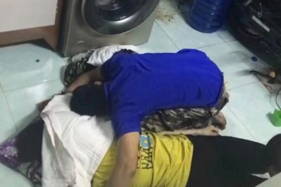 Nghi án mẹ bỏ con vào máy giặt rồi treo cổ tự tử: Xót xa cảnh người đàn ông gục khóc, ôm chặt vợ con vào lòng