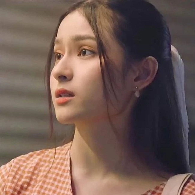 Đến thăm em gái, tôi bàng hoàng thấy toàn thân em ấy run rẩy đang ngồi nhặt đống bát đĩa vỡ tan tành trên nền nhà-1