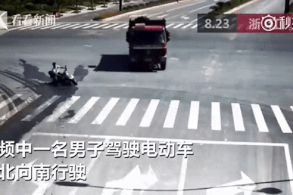 Lao vun vút vượt đèn đỏ, người đàn ông suýt mất mạng dưới bánh xe tải