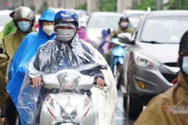 Người Hà Nội phát điên với đặc sản trời nồm: Đồ vật trong nhà đều toát mồ hôi hột, đi không cẩn thận liền ngã sấp mặt vì nền nhà ướt sũng nước-11