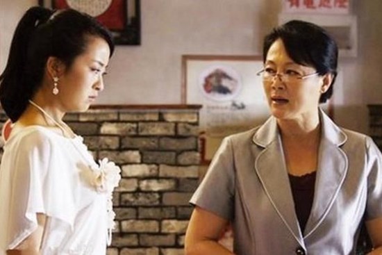 Nghe thấy mẹ chồng thầm thì hậu mâm cơm sum họp dịp Tết, nàng dâu liền buông rơi mâm bát rồi cười duyên nhẹ nhàng nói 1 câu