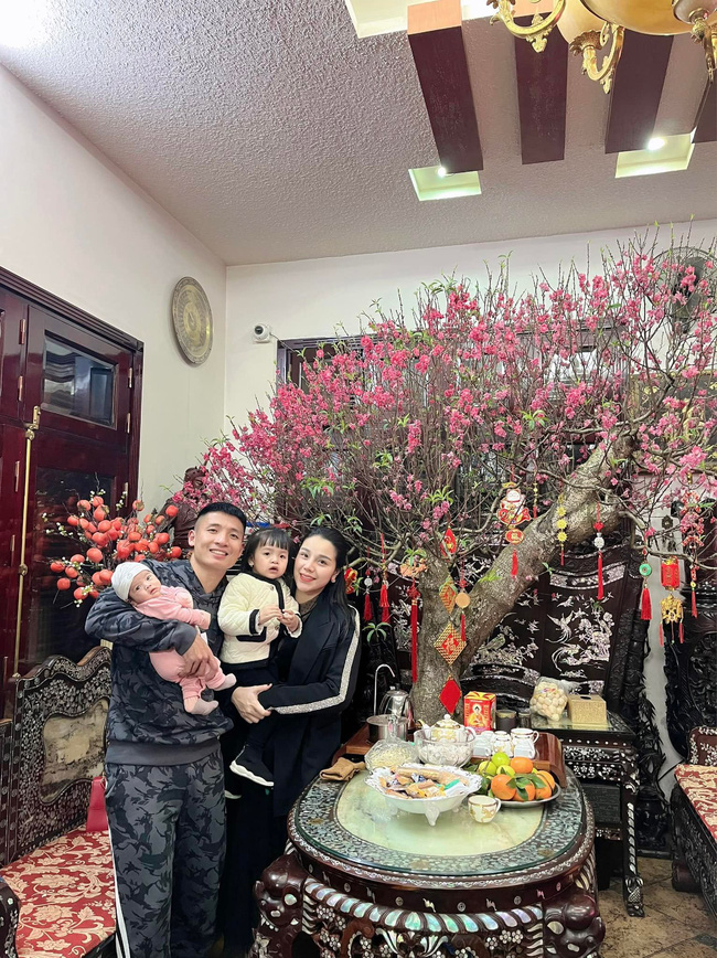 Cầu thủ Bùi Tiến Dũng và Khánh Linh đón Tết muộn, khoe ảnh chụp tại nhà khiến ai cũng trầm trồ vì một điểm rất đều của gia đình-1