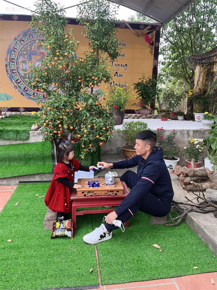 Cầu thủ Bùi Tiến Dũng và Khánh Linh đón Tết muộn, khoe ảnh chụp tại nhà khiến ai cũng trầm trồ vì một điểm rất đều của gia đình-2