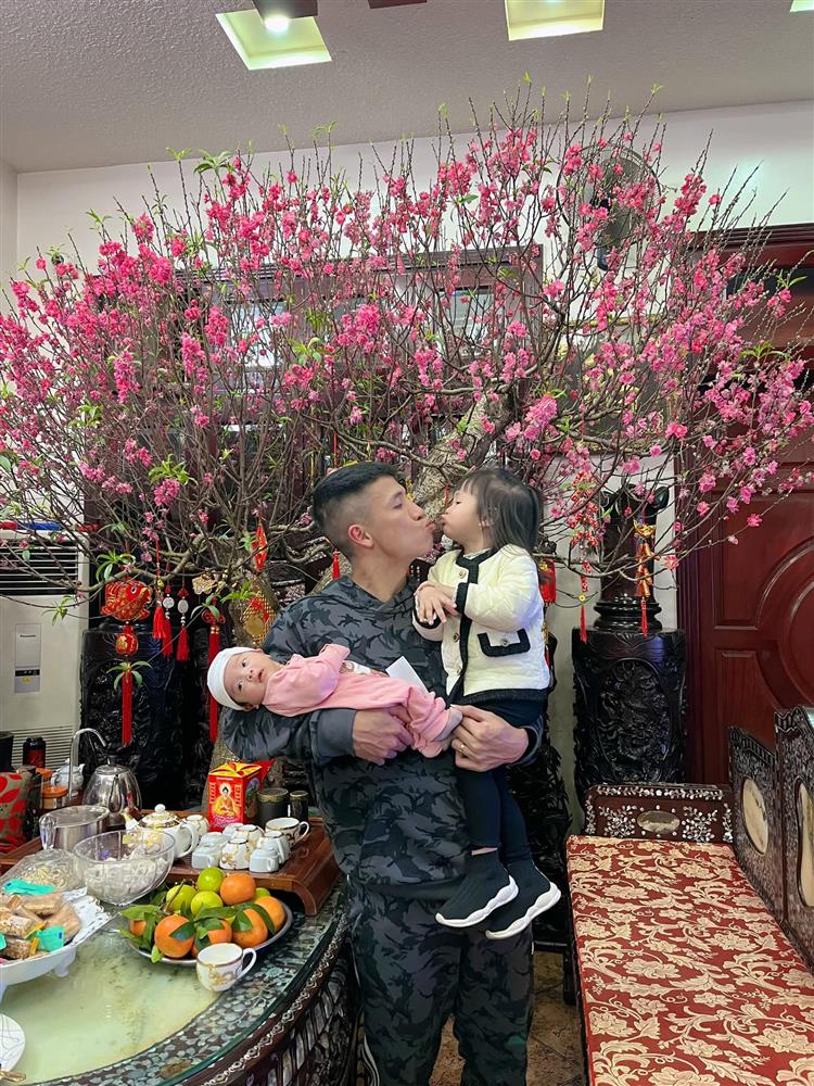 Cầu thủ Bùi Tiến Dũng và Khánh Linh đón Tết muộn, khoe ảnh chụp tại nhà khiến ai cũng trầm trồ vì một điểm rất đều của gia đình-3