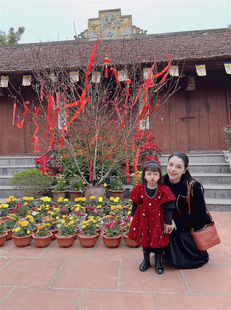 Cầu thủ Bùi Tiến Dũng và Khánh Linh đón Tết muộn, khoe ảnh chụp tại nhà khiến ai cũng trầm trồ vì một điểm rất đều của gia đình-4