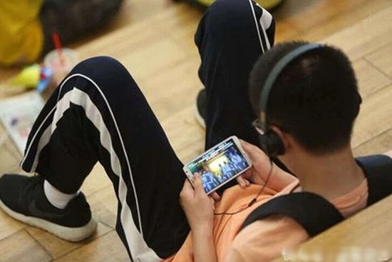 Con trai lấy điện thoại của mẹ nạp 100 triệu vào game online, mẹ phát hiện chất vấn con thì nhận về một câu nói cứng họng