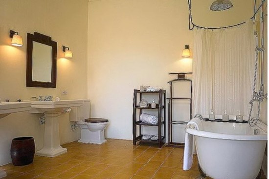 Vì sao phải bật đèn nhà vệ sinh khi ngủ ở nhà nghỉ, khách sạn: Lợi ích bất ngờ nhiều người không biết