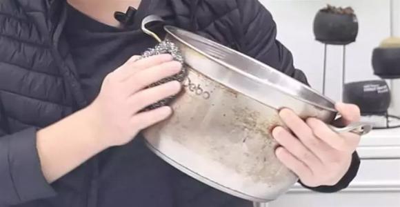 Giờ tôi mới biết tẩy sạch vết ố vàng trên nồi inox chỉ đơn giản như vậy, chỉ một mẹo nhỏ là lại trắng sáng như mới!-1