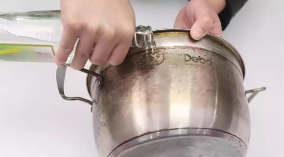 Giờ tôi mới biết tẩy sạch vết ố vàng trên nồi inox chỉ đơn giản như vậy, chỉ một mẹo nhỏ là lại trắng sáng như mới!-3