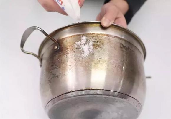 Giờ tôi mới biết tẩy sạch vết ố vàng trên nồi inox chỉ đơn giản như vậy, chỉ một mẹo nhỏ là lại trắng sáng như mới!-4