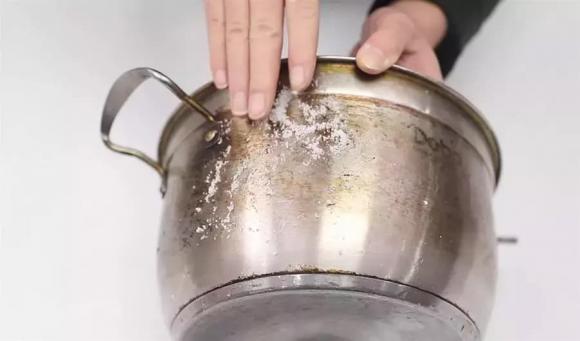 Giờ tôi mới biết tẩy sạch vết ố vàng trên nồi inox chỉ đơn giản như vậy, chỉ một mẹo nhỏ là lại trắng sáng như mới!-5