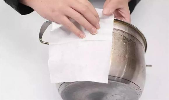 Giờ tôi mới biết tẩy sạch vết ố vàng trên nồi inox chỉ đơn giản như vậy, chỉ một mẹo nhỏ là lại trắng sáng như mới!-6