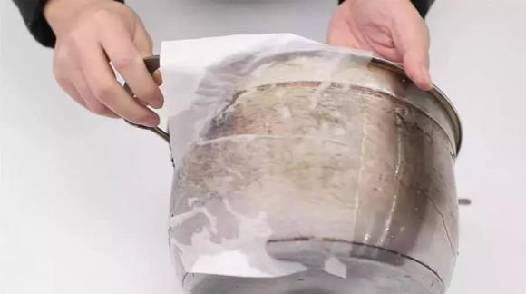 Giờ tôi mới biết tẩy sạch vết ố vàng trên nồi inox chỉ đơn giản như vậy, chỉ một mẹo nhỏ là lại trắng sáng như mới!-8