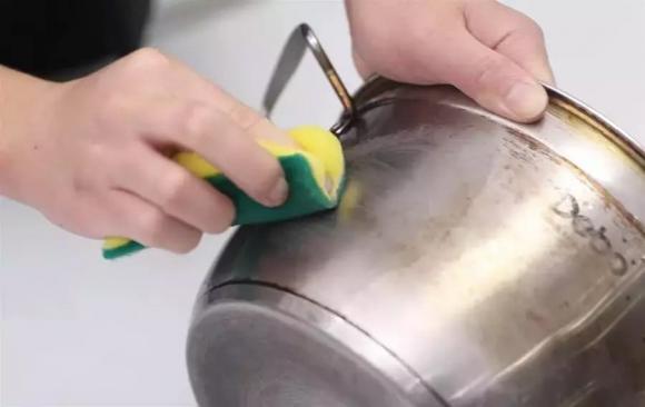 Giờ tôi mới biết tẩy sạch vết ố vàng trên nồi inox chỉ đơn giản như vậy, chỉ một mẹo nhỏ là lại trắng sáng như mới!-11