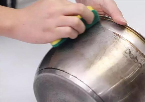 Giờ tôi mới biết tẩy sạch vết ố vàng trên nồi inox chỉ đơn giản như vậy, chỉ một mẹo nhỏ là lại trắng sáng như mới!-12