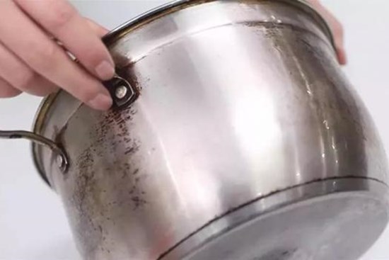 Giờ tôi mới biết tẩy sạch vết ố vàng trên nồi inox chỉ đơn giản như vậy, chỉ một mẹo nhỏ là lại trắng sáng như mới!