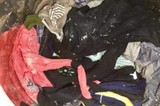 Khi giặt quần áo mà quên 'giấy vệ sinh', hướng dẫn các bạn một mẹo nhỏ để loại bỏ vụn giấy dính trên quần áo một cách dễ dàng